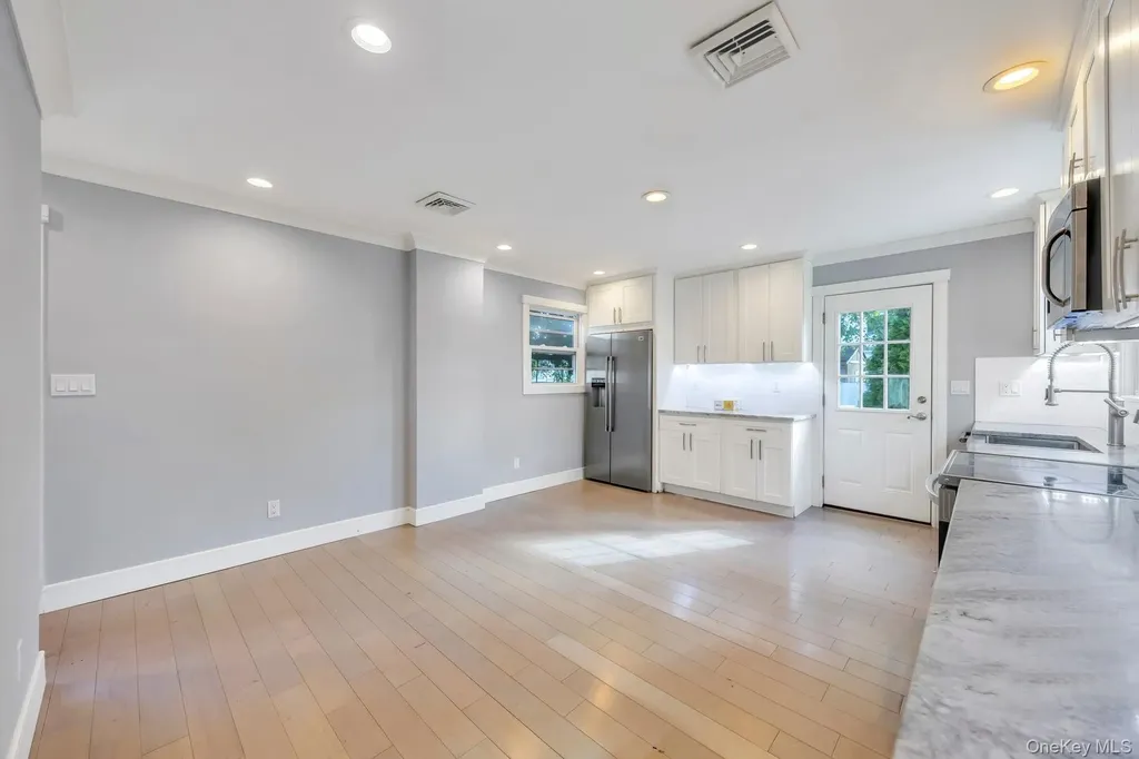 259 35th Street Lindenhurst NY 11757