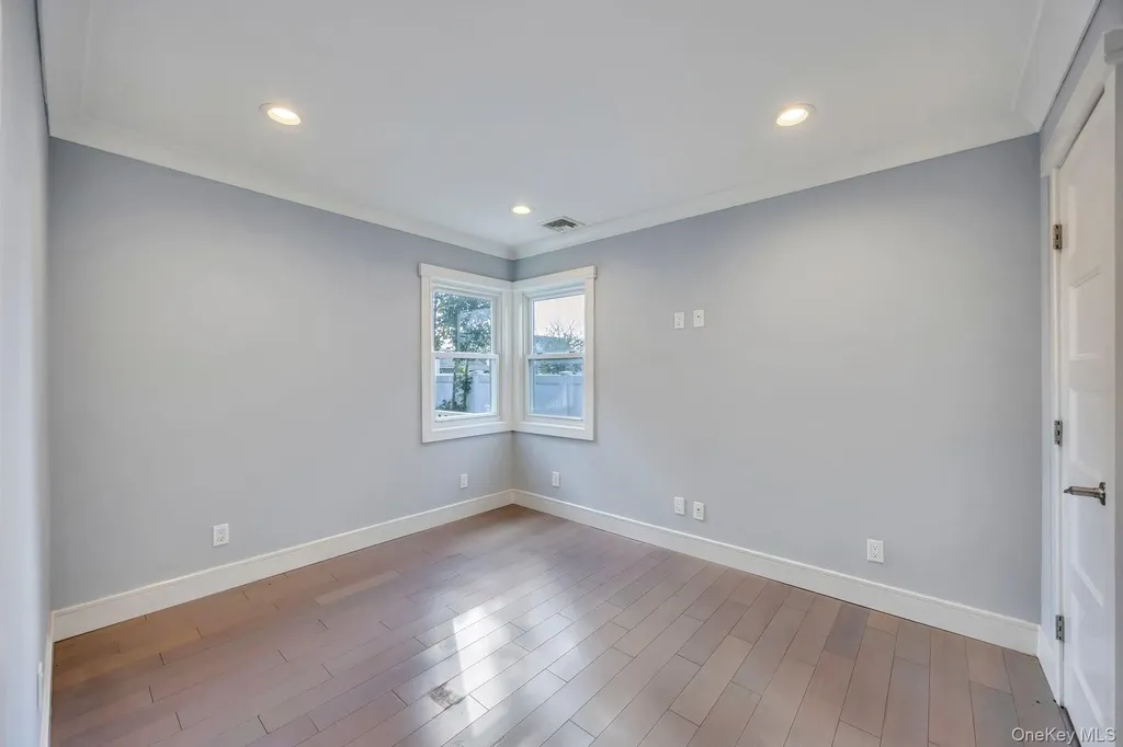 259 35th Street Lindenhurst NY 11757