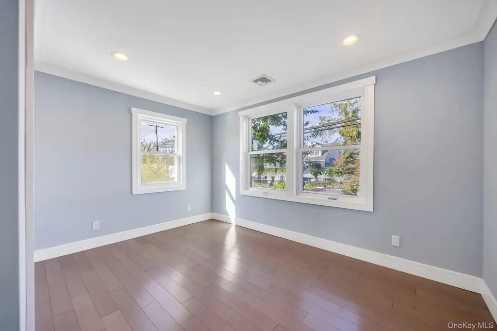 259 35th Street Lindenhurst NY 11757