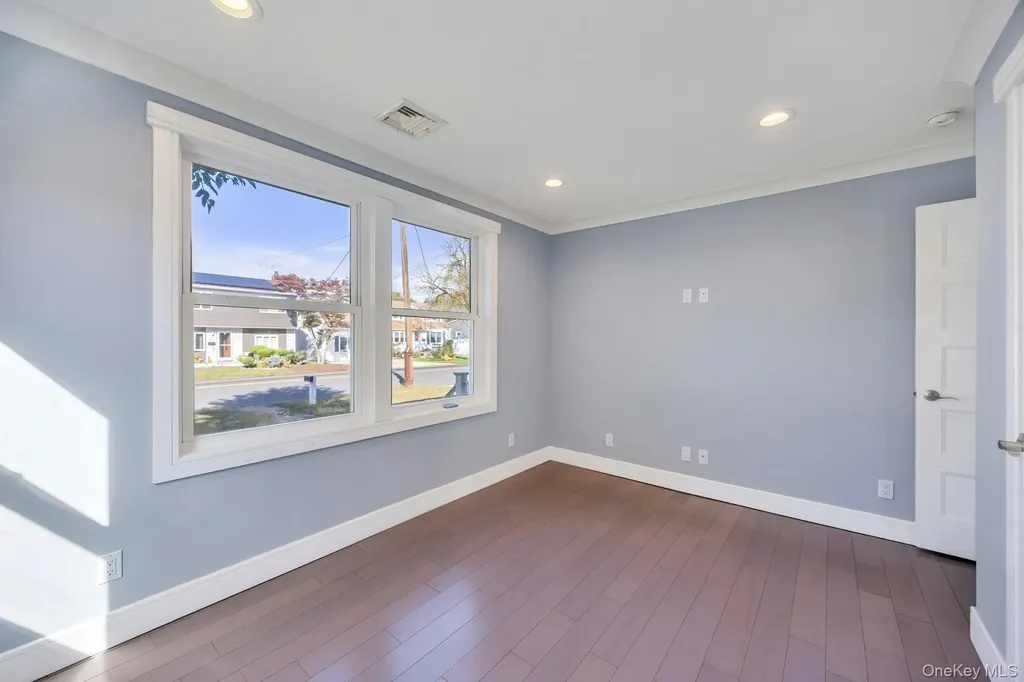 259 35th Street Lindenhurst NY 11757