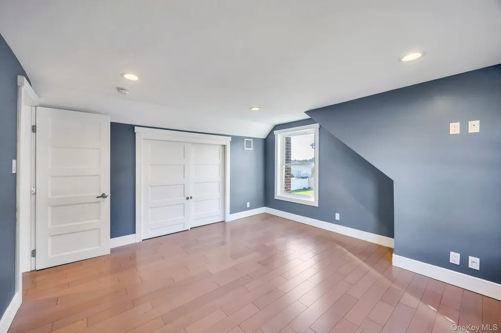 259 35th Street Lindenhurst NY 11757