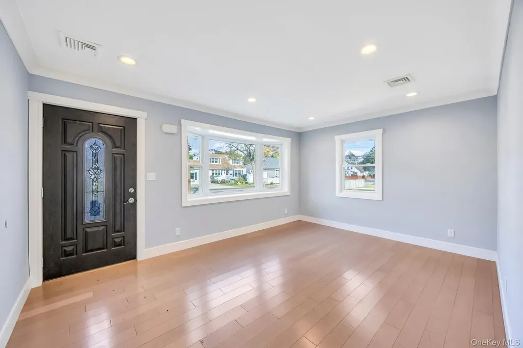 259 35th Street Lindenhurst NY 11757