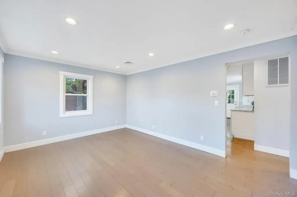 259 35th Street Lindenhurst NY 11757