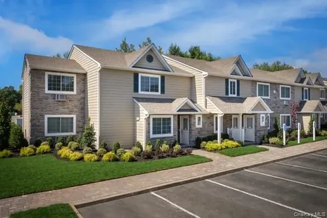 2 Victorian Court Holtsville NY 11742