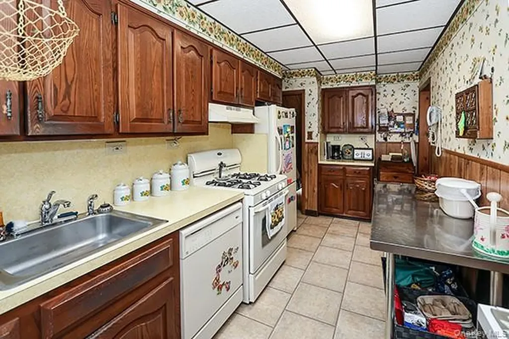 7833 74th Street Glendale NY 11385