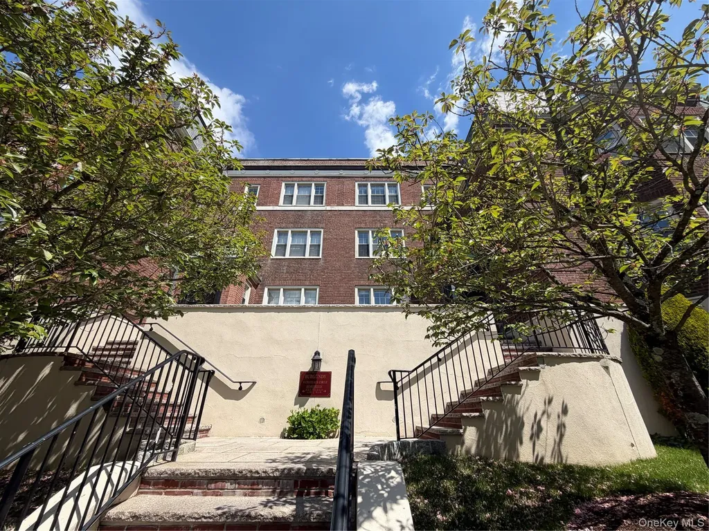 4 Chateaux Circle Scarsdale NY 10583