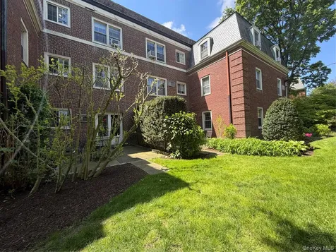 4 Chateaux Circle Scarsdale NY 10583