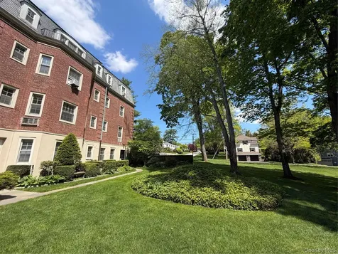 4 Chateaux Circle Scarsdale NY 10583
