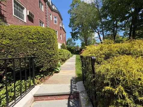 4 Chateaux Circle Scarsdale NY 10583