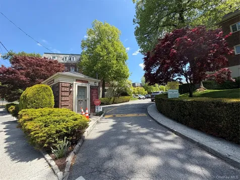 4 Chateaux Circle Scarsdale NY 10583