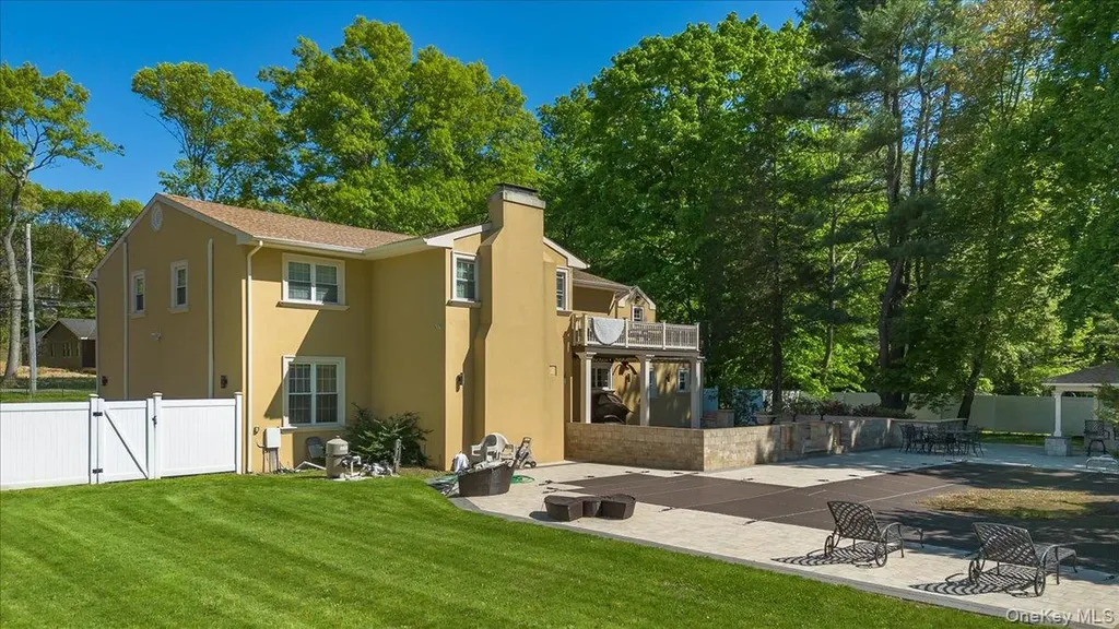 626 Caledonia Road Dix Hills NY 11746