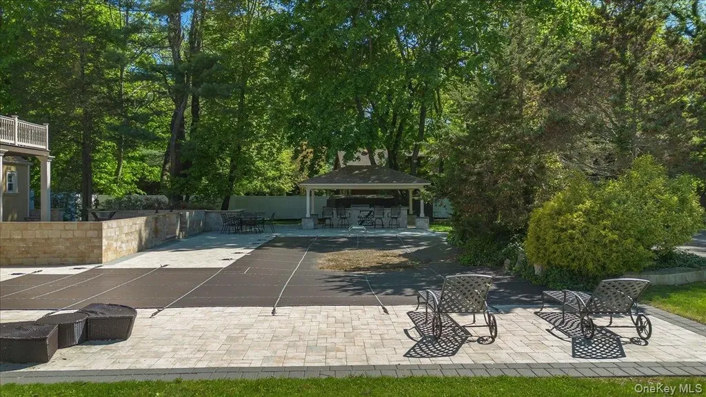 626 Caledonia Road Dix Hills NY 11746