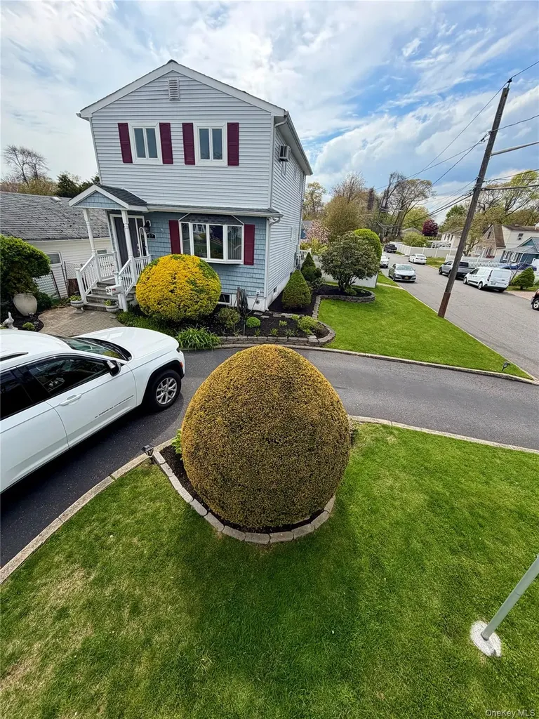 27 Colonial Road Copiague NY 11726