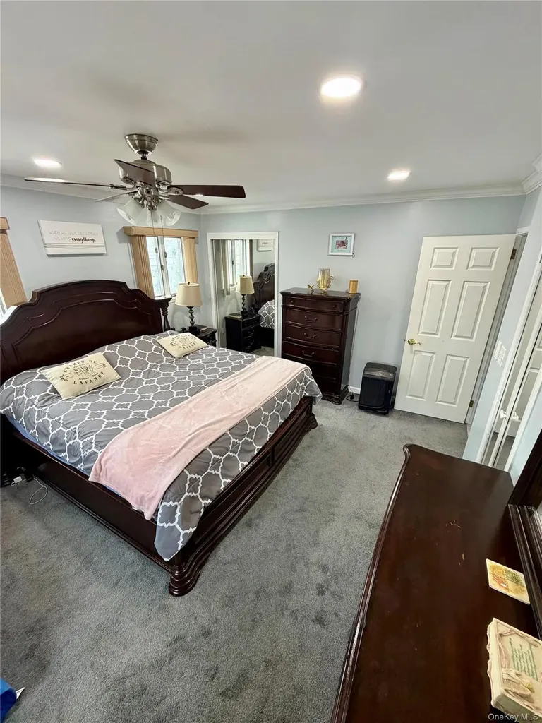 27 Colonial Road Copiague NY 11726