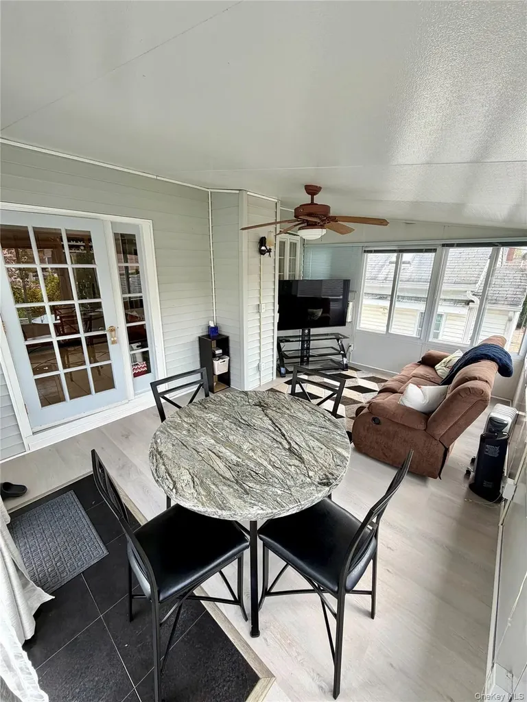 27 Colonial Road Copiague NY 11726
