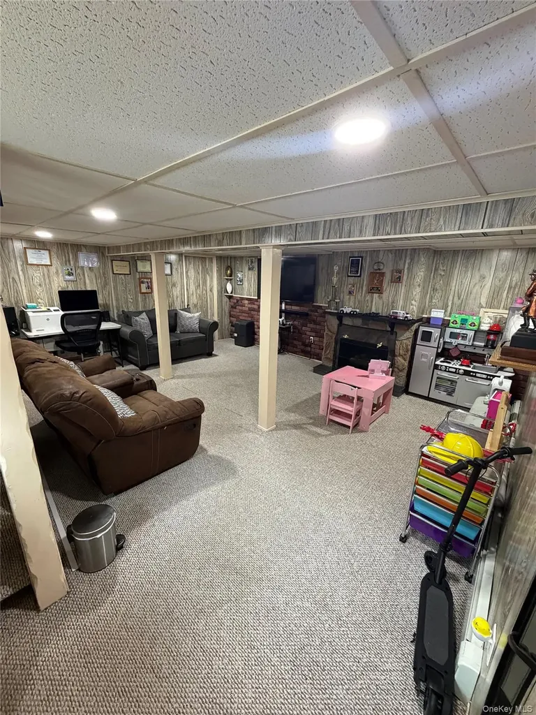 27 Colonial Road Copiague NY 11726