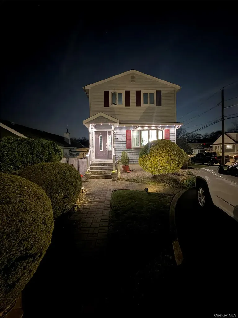 27 Colonial Road Copiague NY 11726
