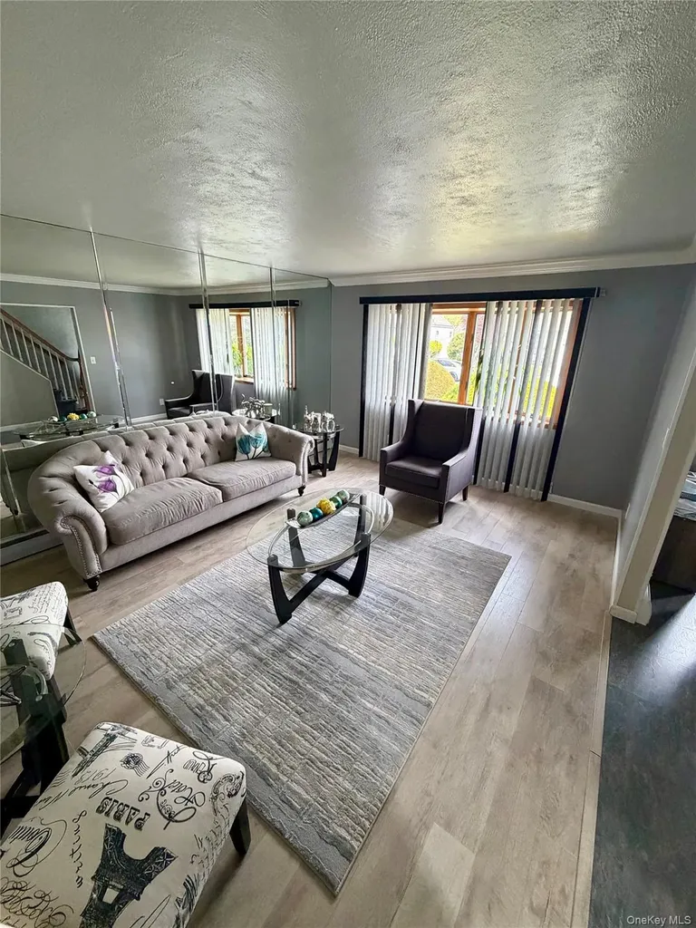 27 Colonial Road Copiague NY 11726