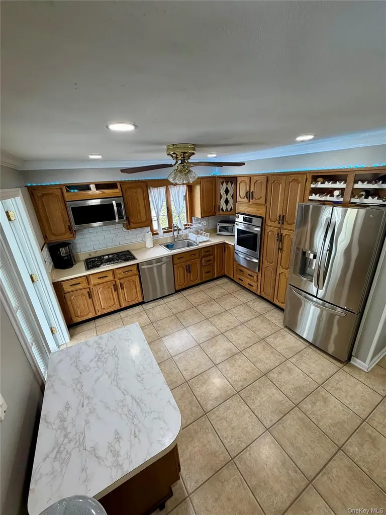 27 Colonial Road Copiague NY 11726