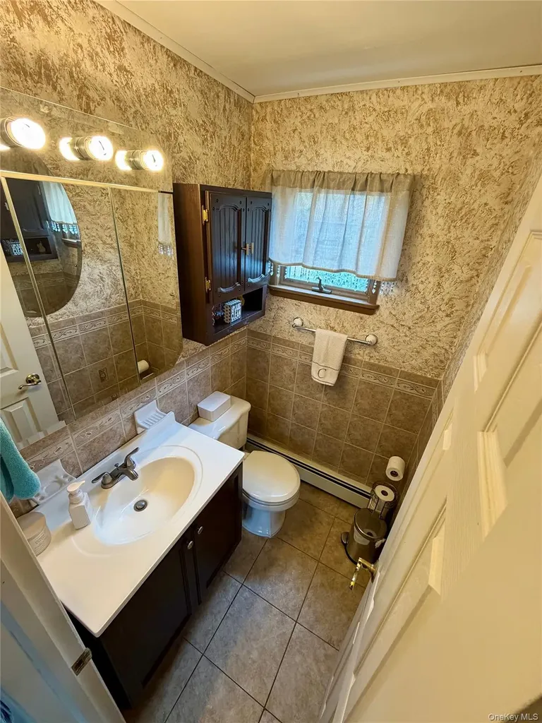 27 Colonial Road Copiague NY 11726