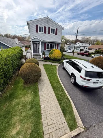 27 Colonial Road Copiague NY 11726
