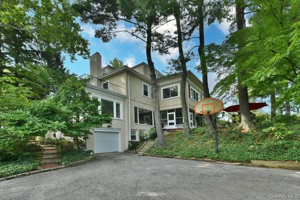 8 Magnolia Drive Great Neck NY 11021
