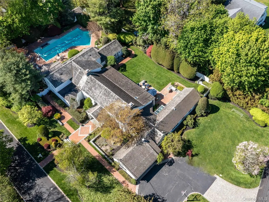 2 Aspen Place Great Neck NY 11021