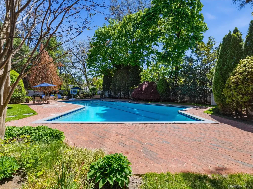 2 Aspen Place Great Neck NY 11021