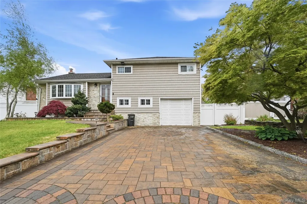 572 Benjamin Road North Babylon NY 11703