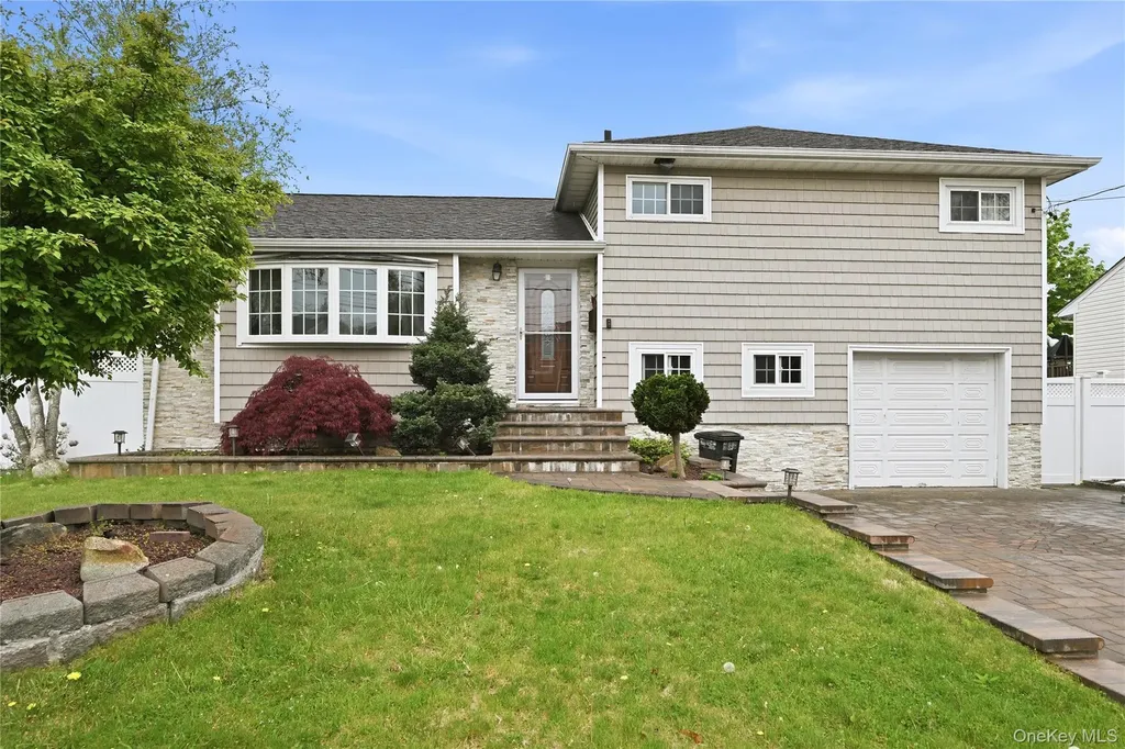 572 Benjamin Road North Babylon NY 11703