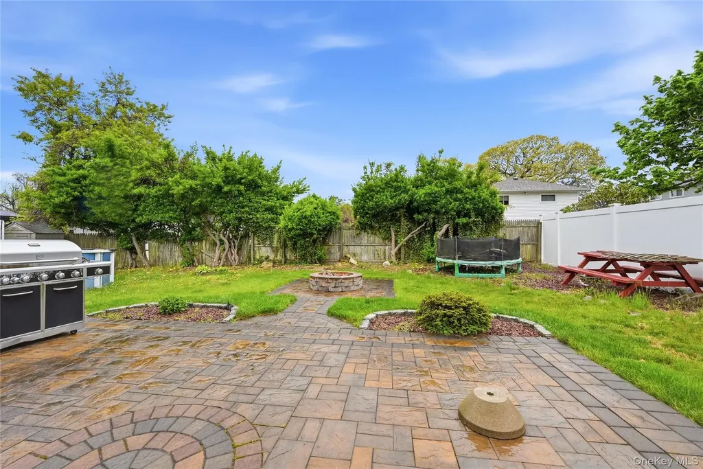 572 Benjamin Road North Babylon NY 11703