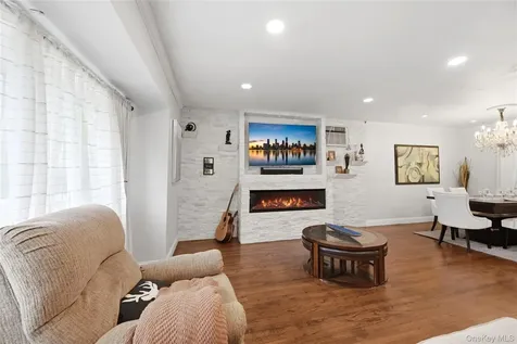 572 Benjamin Road North Babylon NY 11703