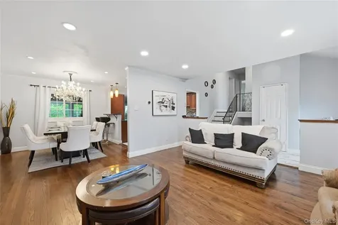 572 Benjamin Road North Babylon NY 11703