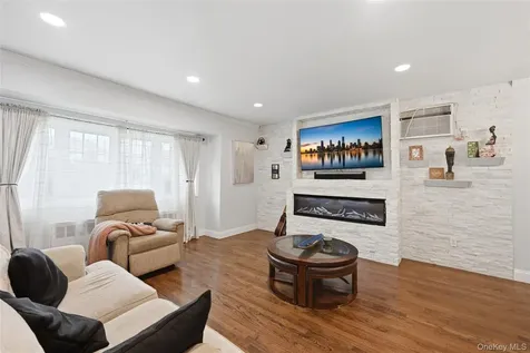 572 Benjamin Road North Babylon NY 11703