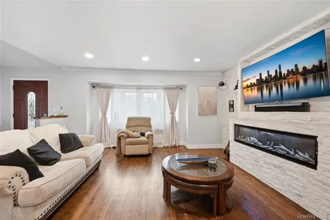 572 Benjamin Road North Babylon NY 11703