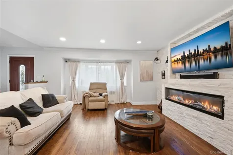 572 Benjamin Road North Babylon NY 11703