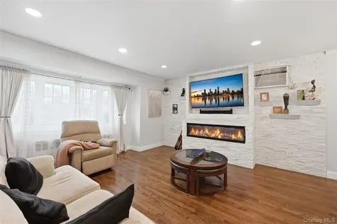 572 Benjamin Road North Babylon NY 11703