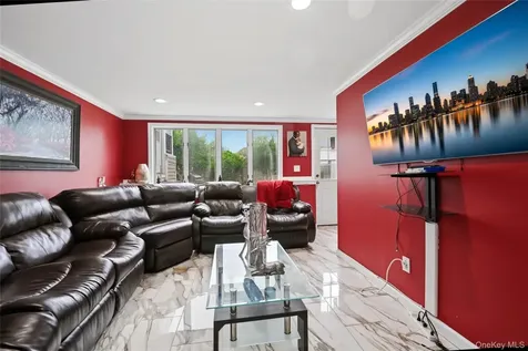 572 Benjamin Road North Babylon NY 11703