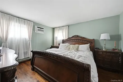 572 Benjamin Road North Babylon NY 11703