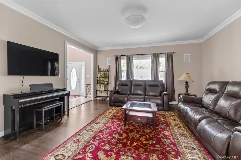 31 9th Avenue Kings Park NY 11754