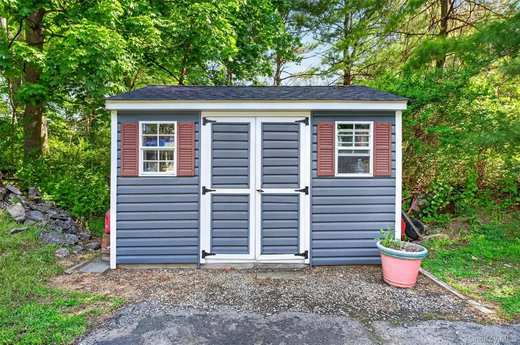 25 Susan Lane Poughkeepsie NY 12603