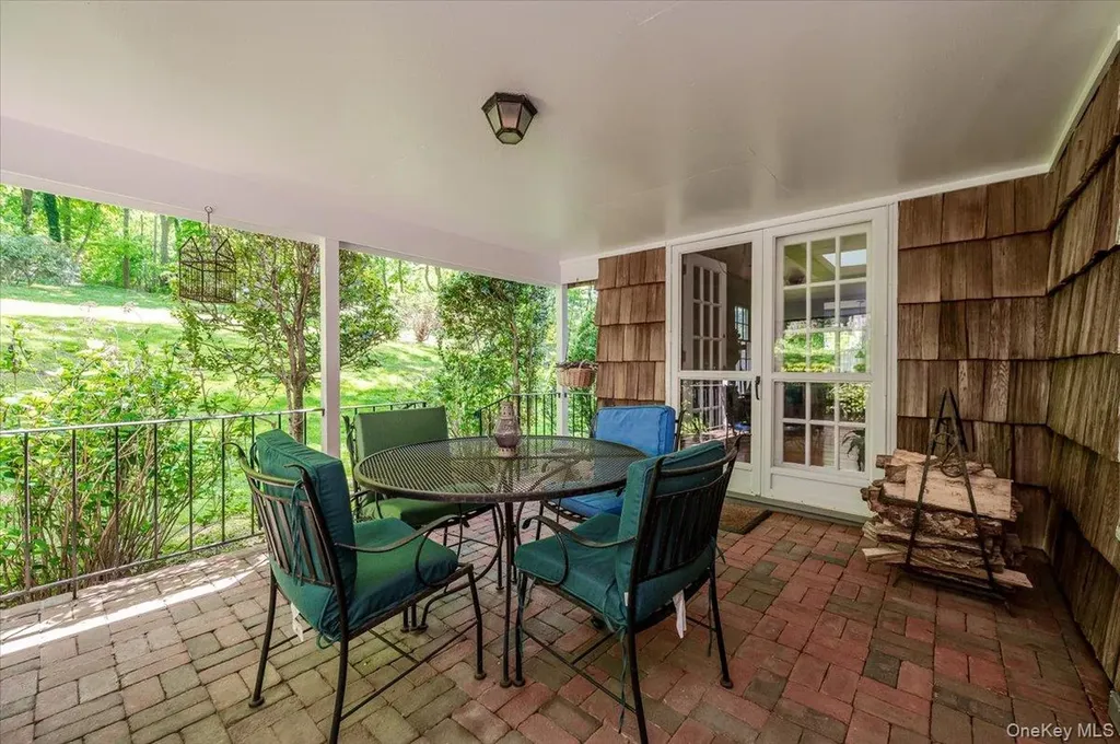 2 Richard Lane Huntington NY 11743