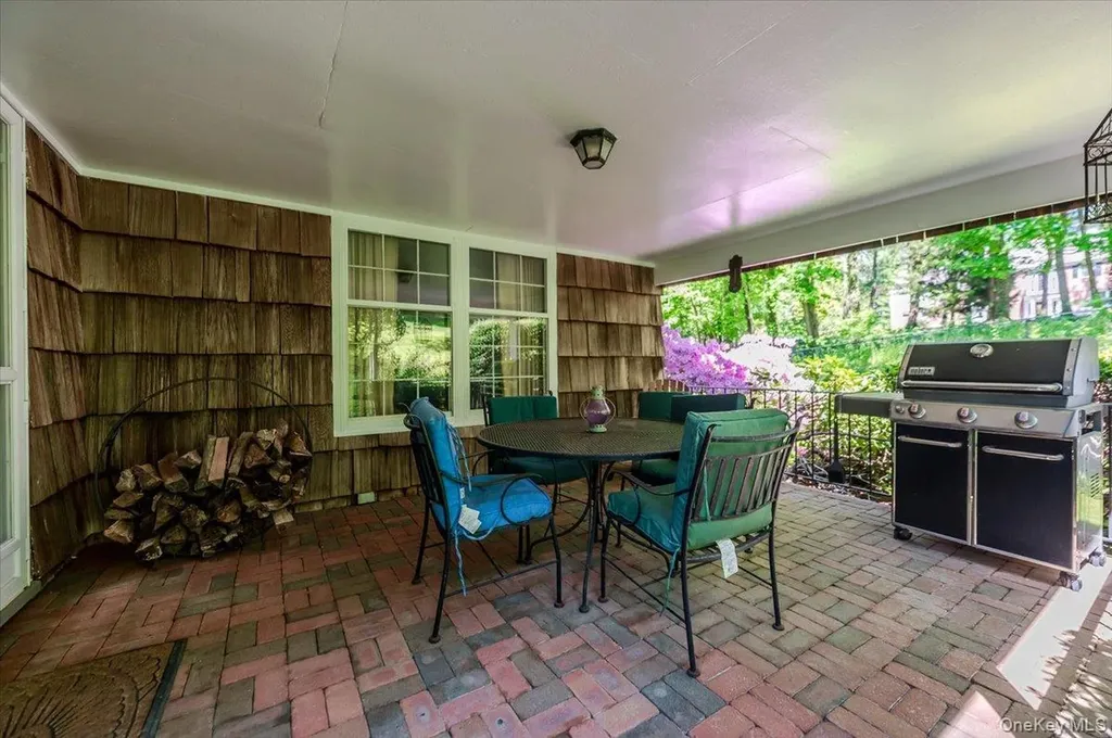 2 Richard Lane Huntington NY 11743