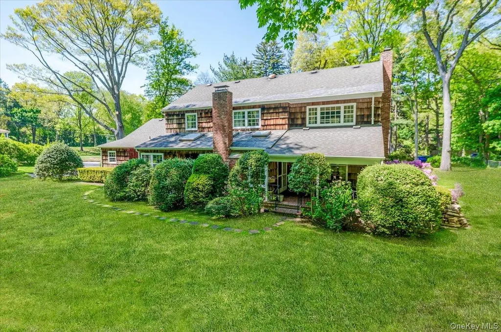 2 Richard Lane Huntington NY 11743