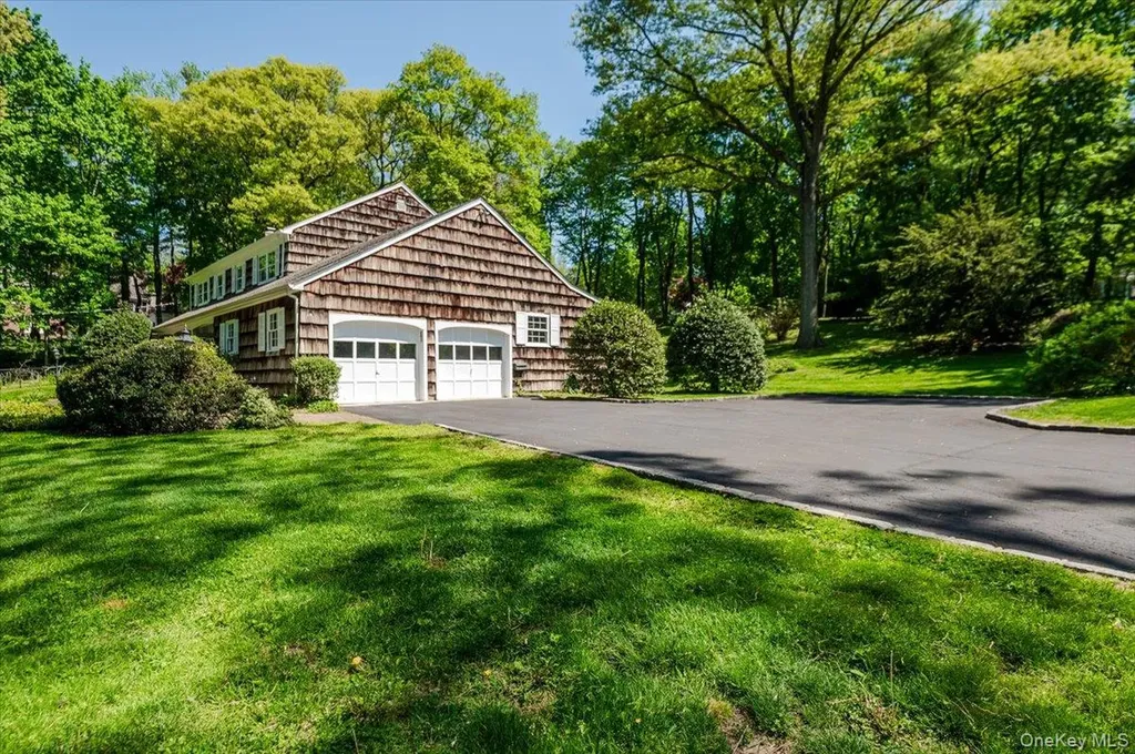 2 Richard Lane Huntington NY 11743