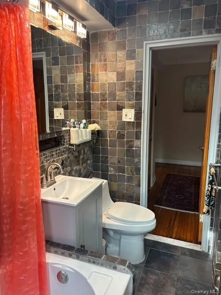 14 Edwards Street Roslyn NY 11577