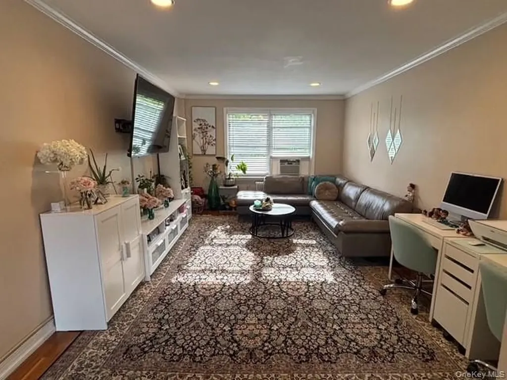 14 Edwards Street Roslyn NY 11577