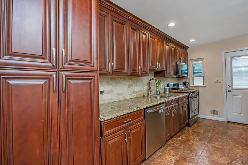 41 Burlington Avenue Deer Park NY 11729