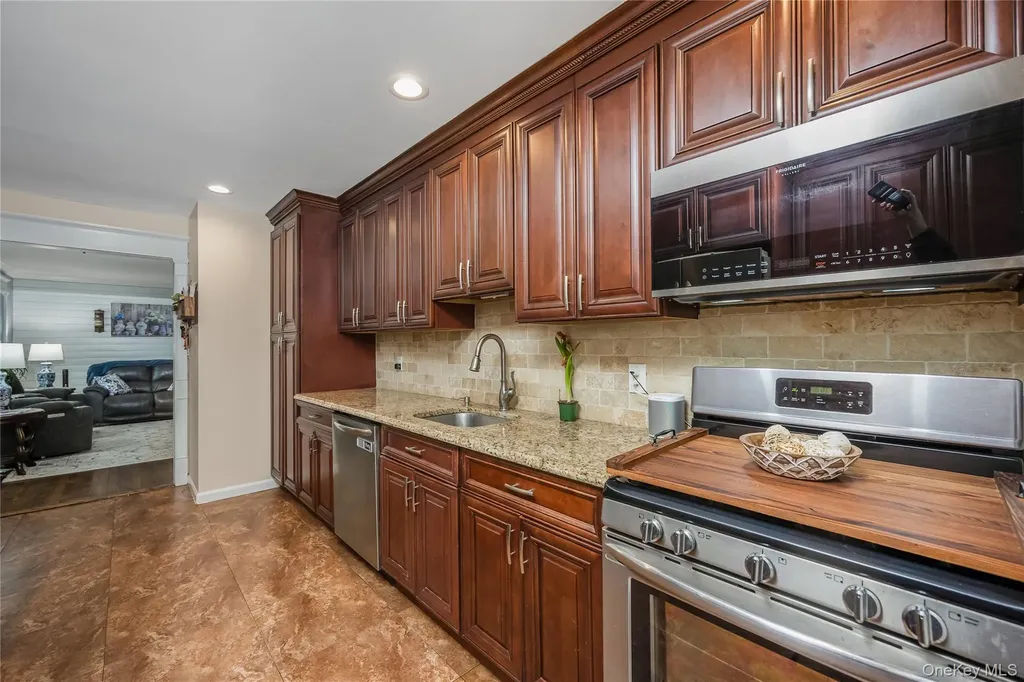 41 Burlington Avenue Deer Park NY 11729