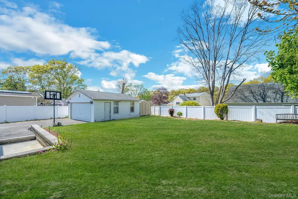 10 Charter Road Selden NY 11784